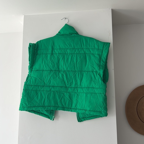 Cropped Green Puffer Vest - Picture 2 of 4
